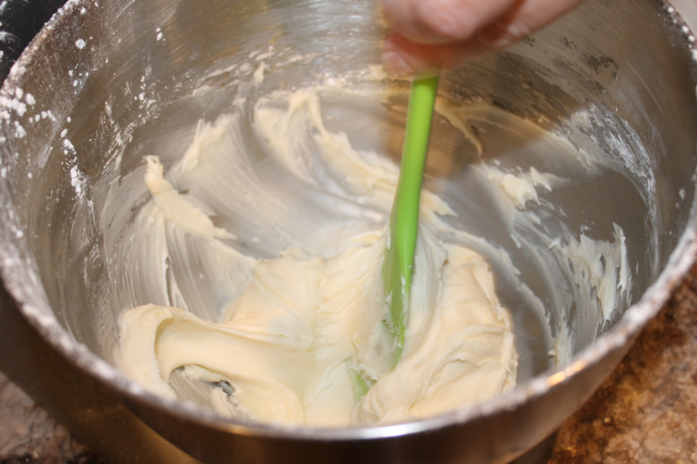 how to make cinnamon roll icing