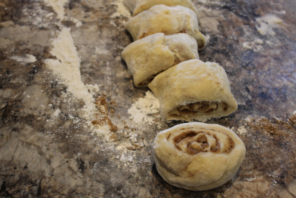 How to cut cinnamon roll dough